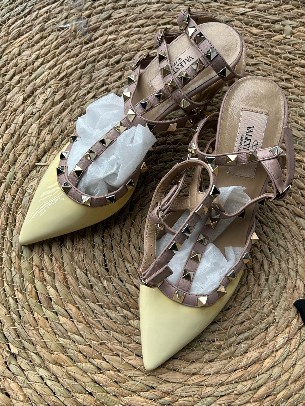 🚩steal Valentino Rockstud T-Strap Pointed Toe Pump in Pale Yellow and Nude - Picture 3 of 10